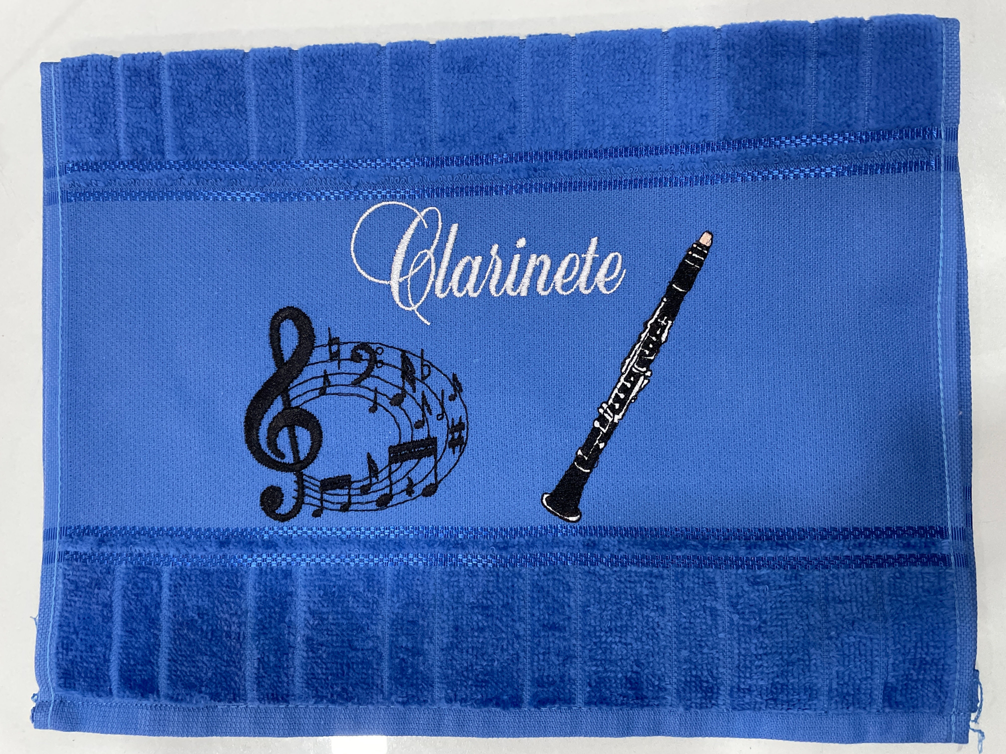 Toalha Bordada com Clarineta