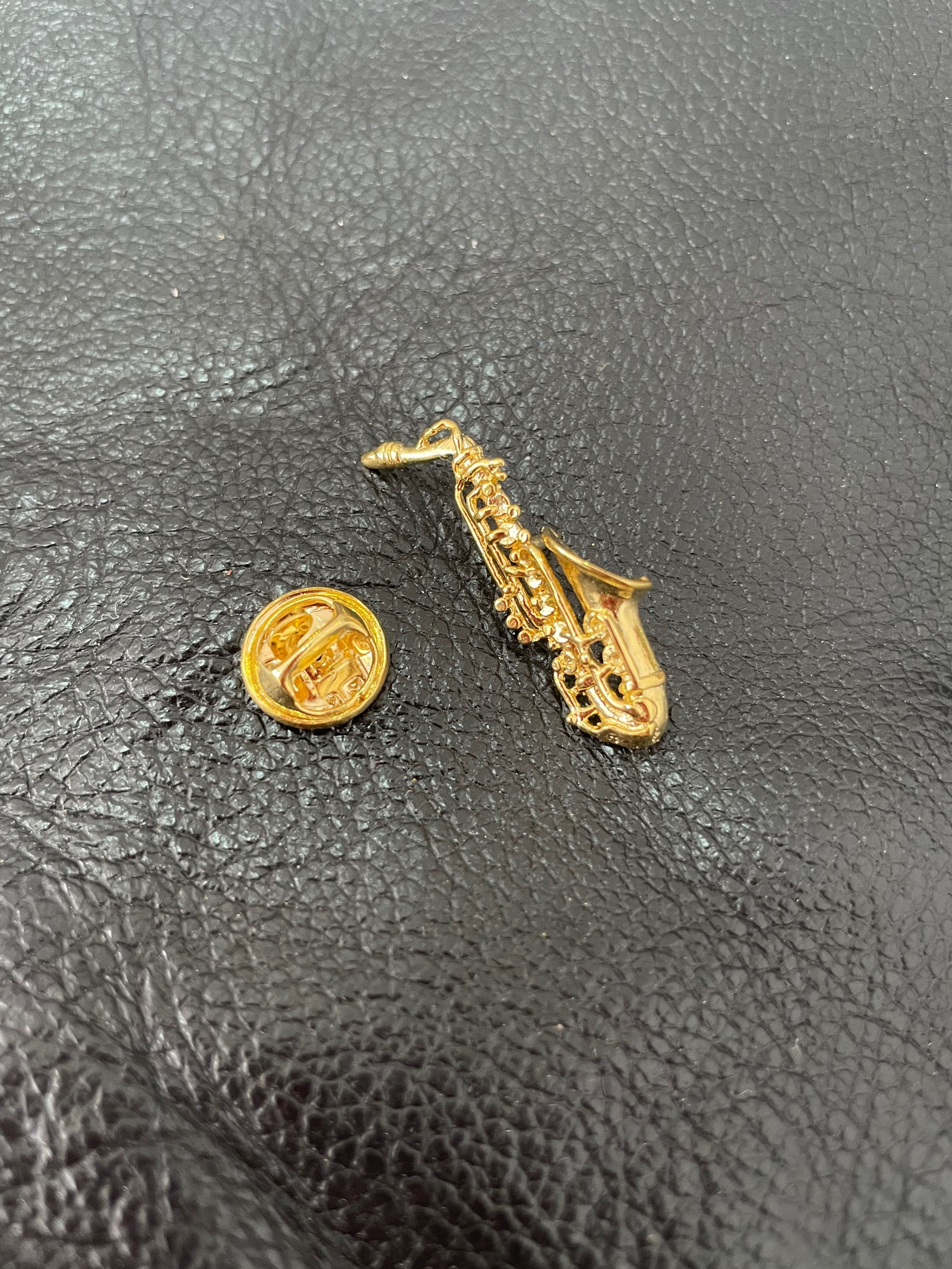 Boton Dourado para Lapela de Terno Sax Alto