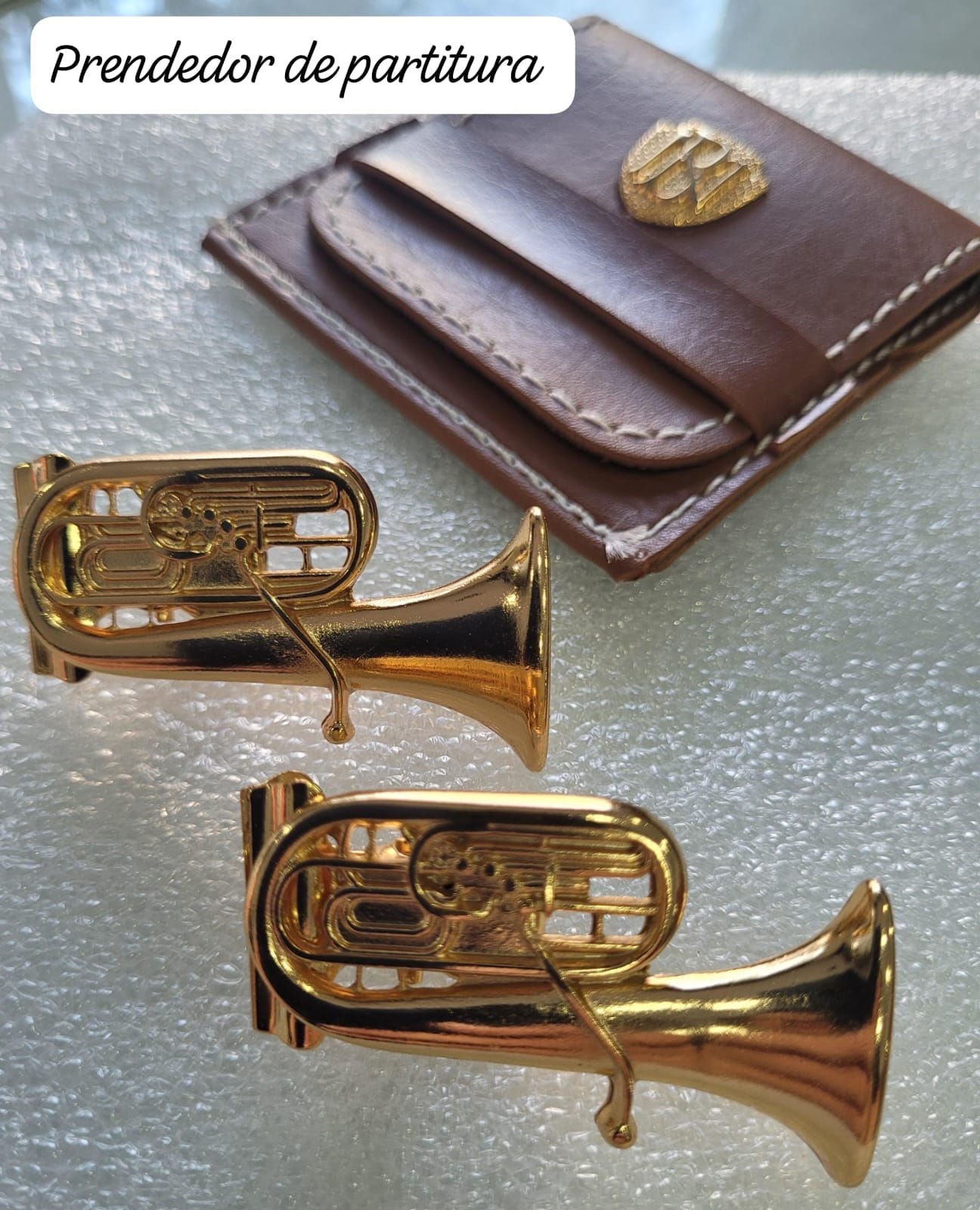 Prendedor de Partitura Tuba Dourado com Carteira