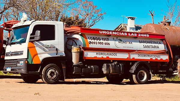 Camión barométrico Hidrovak realizando desagote en Montevideo