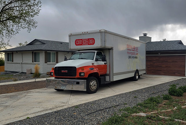 lakewood-movers-unloading-moving-truck_edited.jpg