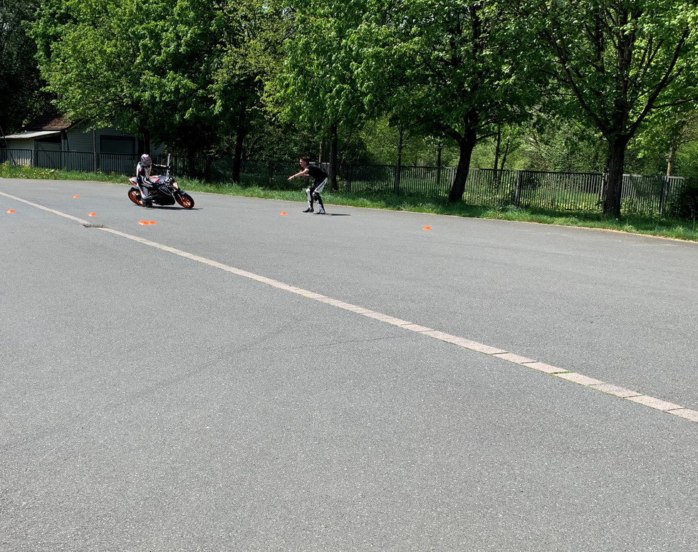 Motorrad Training Schräglage Auslegermotorrad HangOff MotorradtrainingFranken