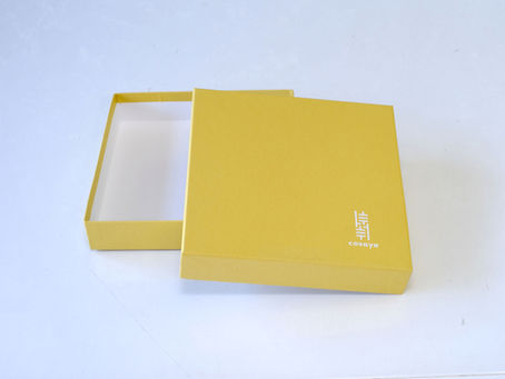 伝統工芸品のギフトボックス。白の箔押しロゴマークが上品な箱。
