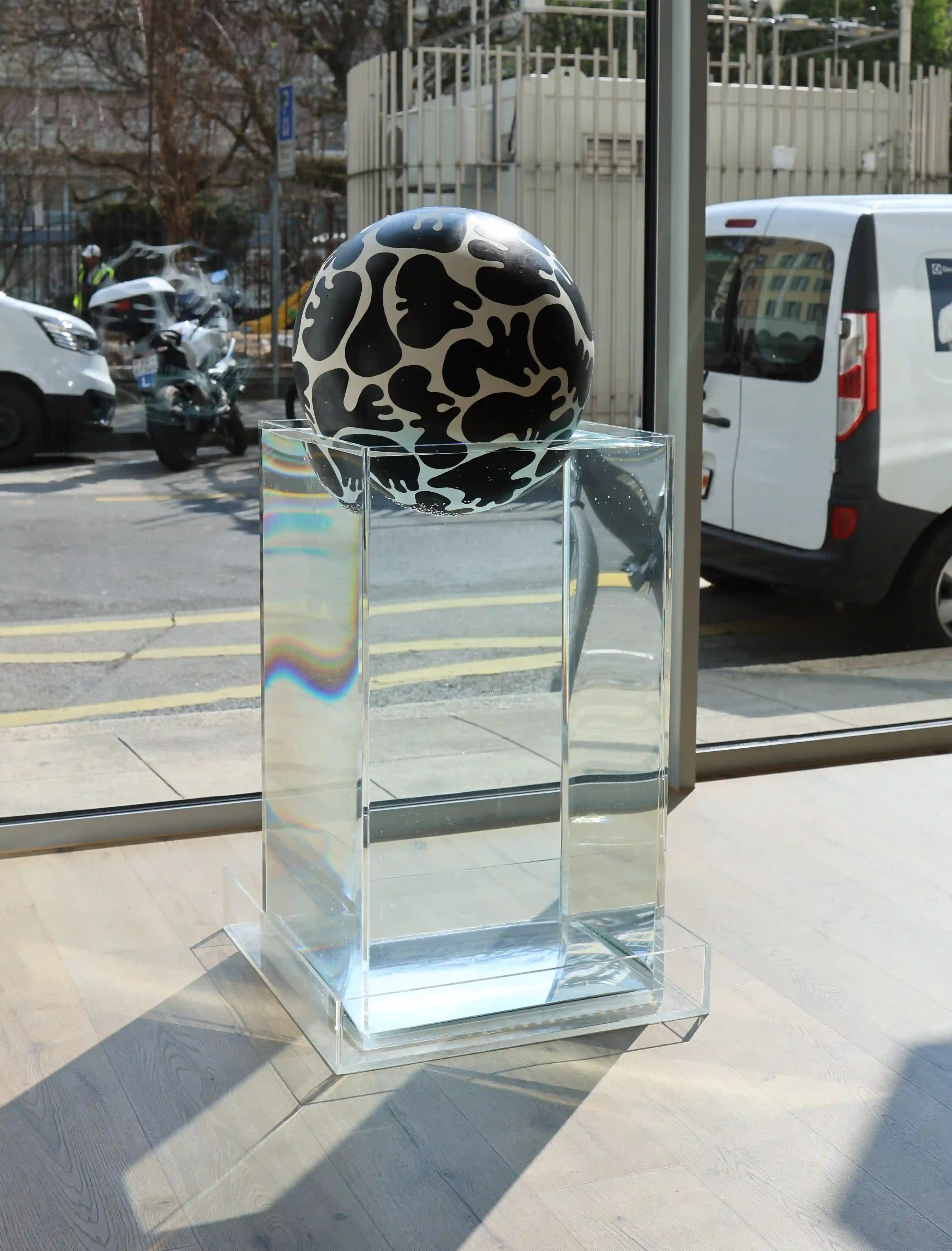 Sculpture sphérique à motif de l'exposition New Bauhaus, Annick Berlclaz