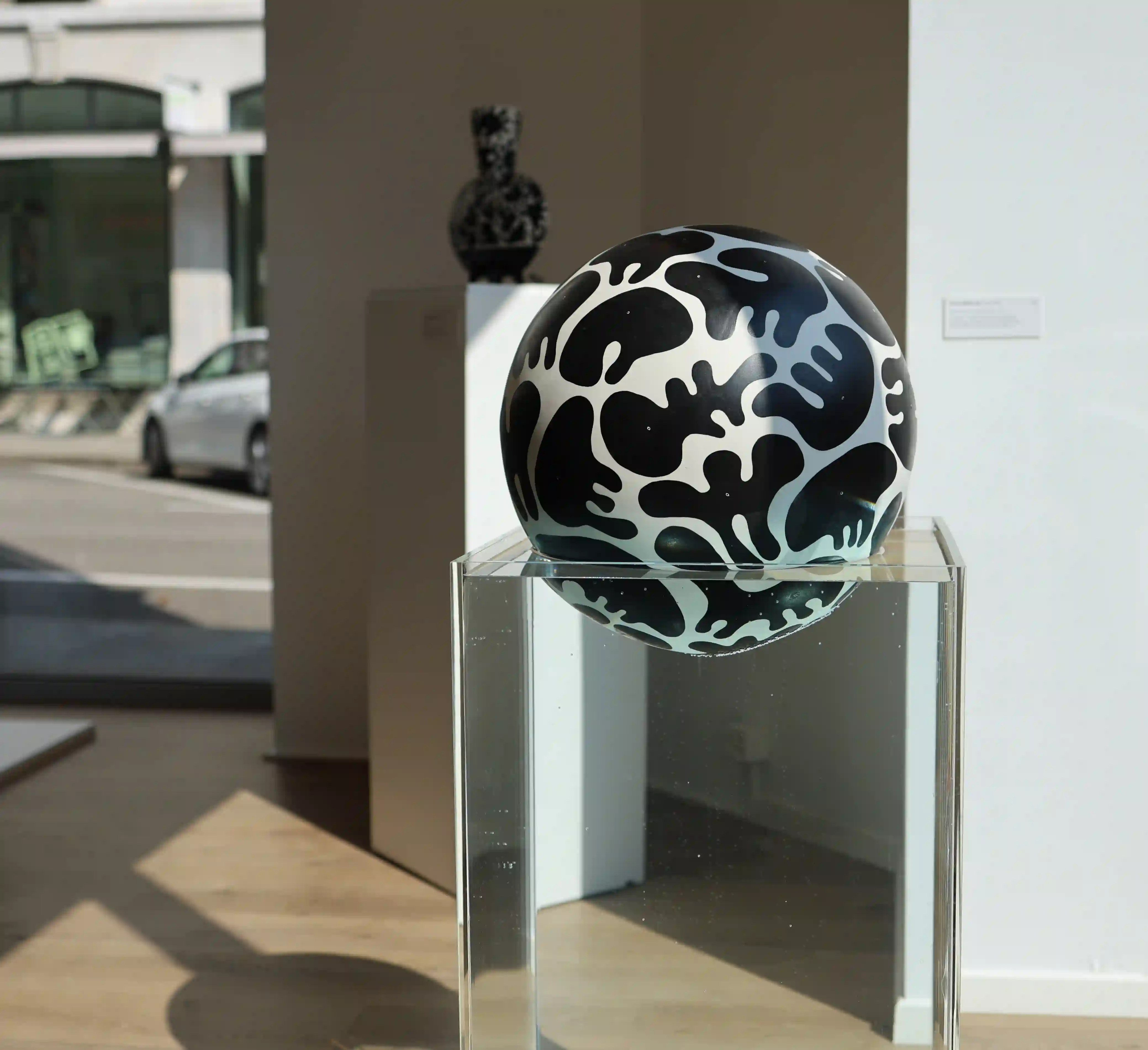 Sculpture sphérique d'Annick Berclaz à l'exposition New Bauhaus