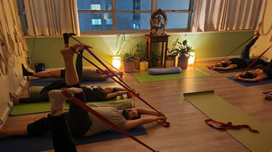 yoga, meditação, aulas de yoga, yoga perto de mim, yogaterapia, yoga augusta, yoga paulista, pessoas praticando yoga para controlar o estresse.