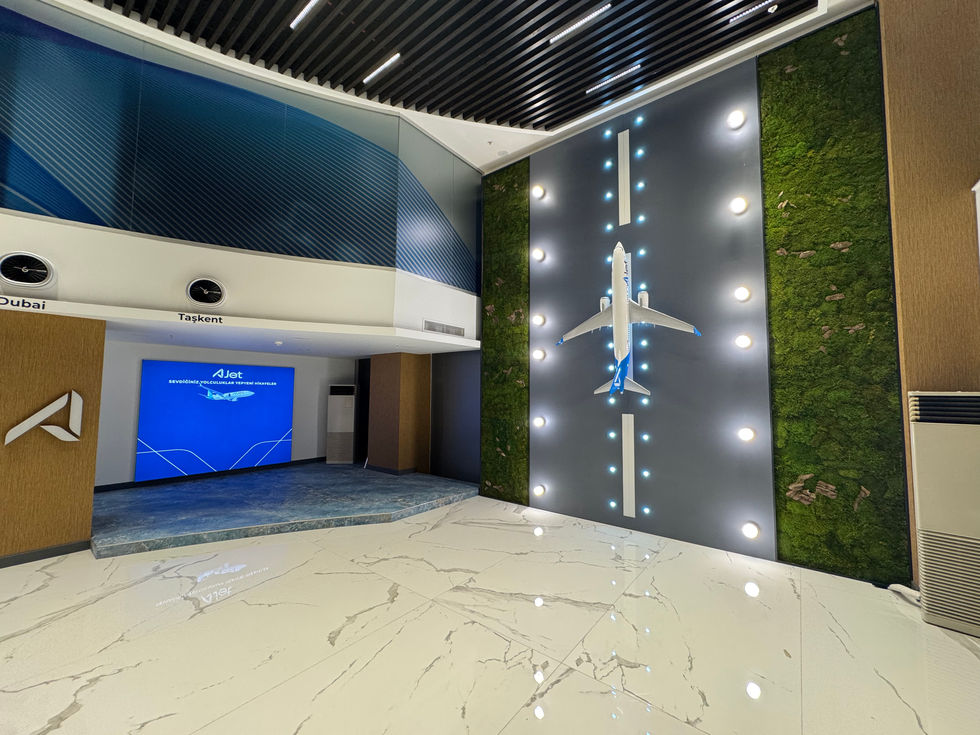 AJET lobisinde ahşap ve doğal taş yüzeylerin özenli uygulaması.