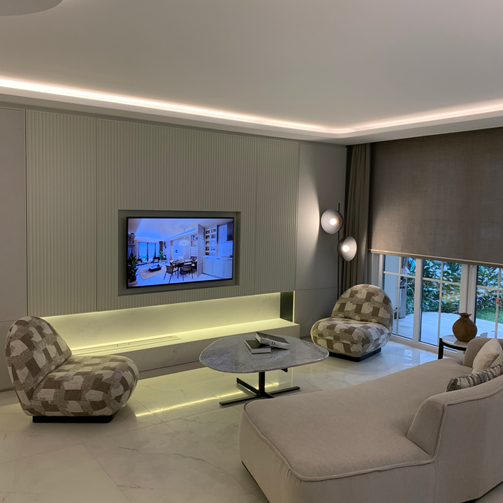 Modern iç mimari tasarım örneği, nötr renkler ve fonksiyonel çözümlerle.