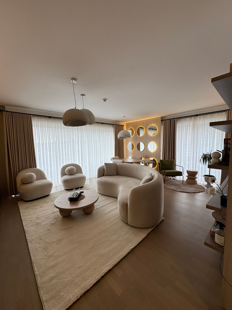 Ahşap detaylar ve açık tonlarla oluşturulmuş ferah iç mekan görseli.