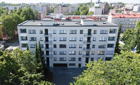 Ulkokuorielementtien purku. Lisälämmöneristys ja tuulettuvan julkisivun ja stenilevyverhouksen toteutus. Parvekkeiden tasoitus, pinnoitus ja lasitus. Vesikaton saneeraus. Porrashuoneen ikkunoiden ja ovien uusiminen.