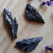 Pedra Cianita Negra / Vassoura de Bruxa Cristal Natural Bruto (unidade)