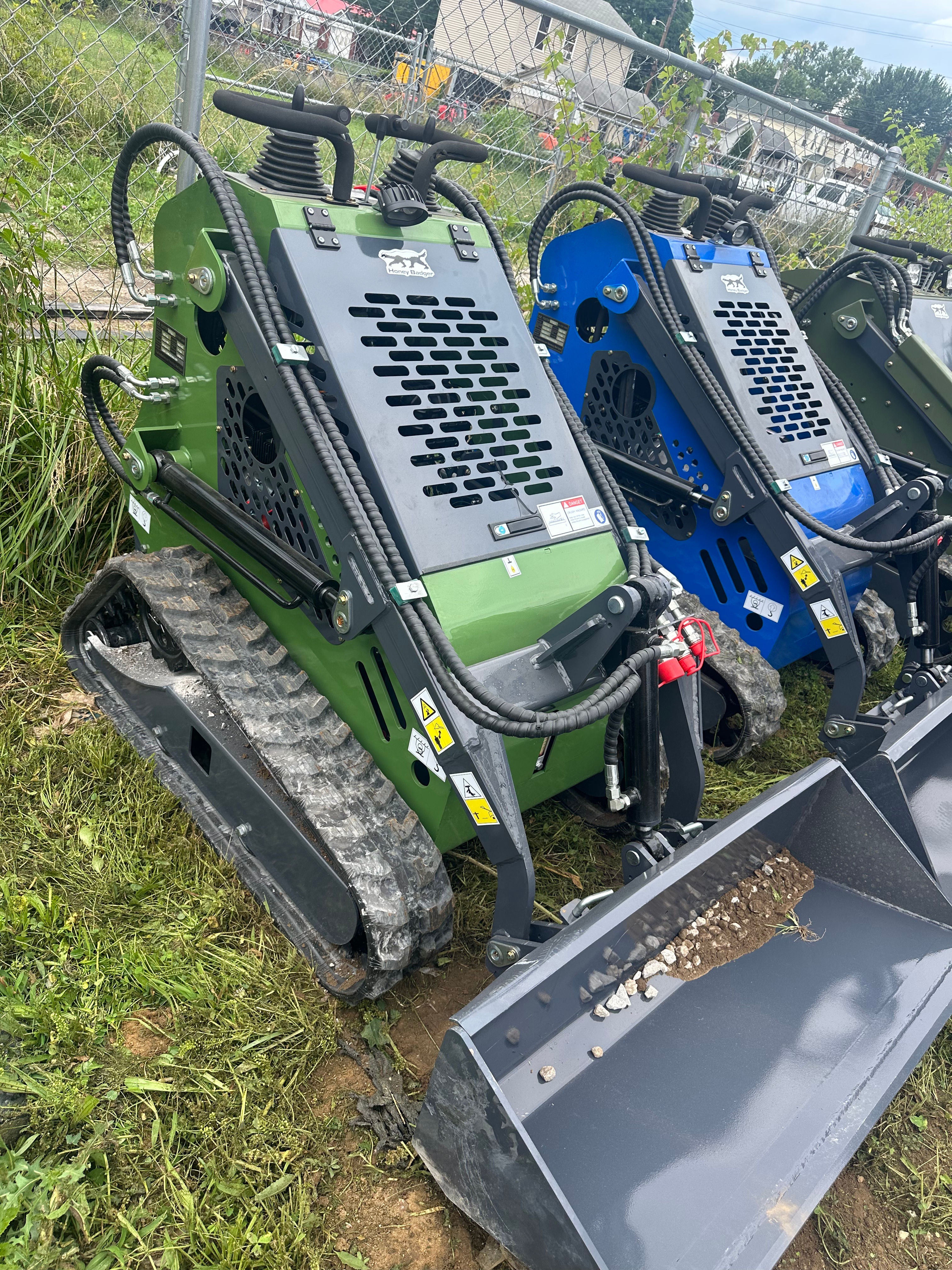 Honey Badger HBS03 mini skid steer 15hp dual pump!
