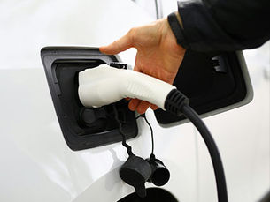 الصين تفرض رسومًا جمركية على السيارات الكهربائية الكندية في خطوة انتقامية