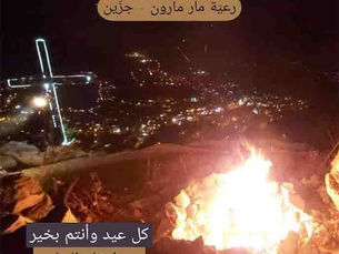 القليعة ترفع صليباً عملاقاً