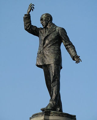 Lord Carson statue.jpg
