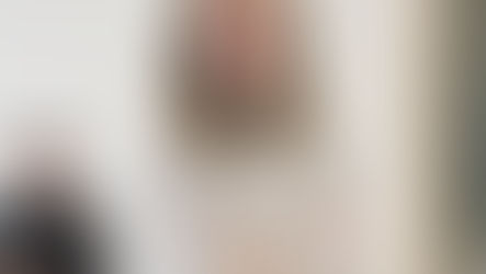 Femme souriante et confiante, sereine, dans son axe