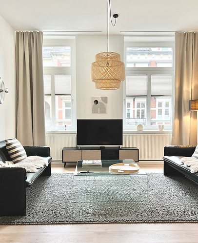 Wohnzimmer mit Smart-TV, Netflix und Esstisch