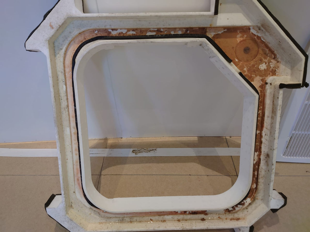 冷氣零件積滿塵埃