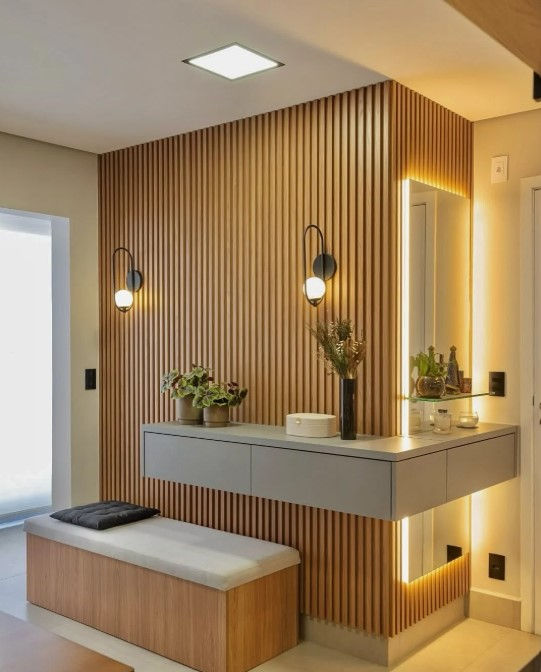 Painel ripado de Cumaru em ambiente moderno com decoração em madeira