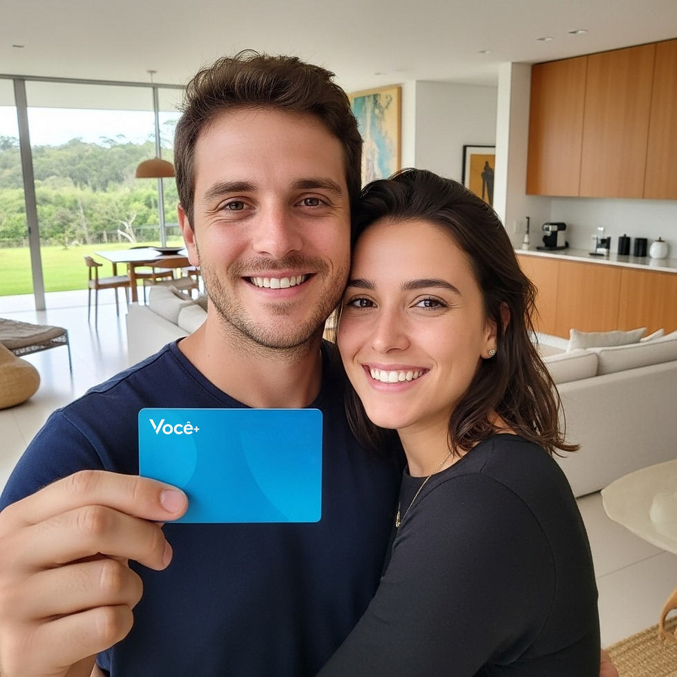 Um casal de clientes da Você+ segurando um cartão azul simbolizando o plano diamante