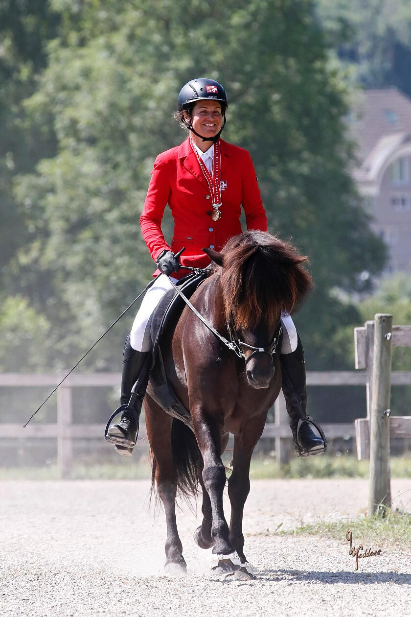 Silvia Ochesenreiter-Egli Heljar fra Stora Hofi Islandfperd tölt IPZV Turnier Reitjacket