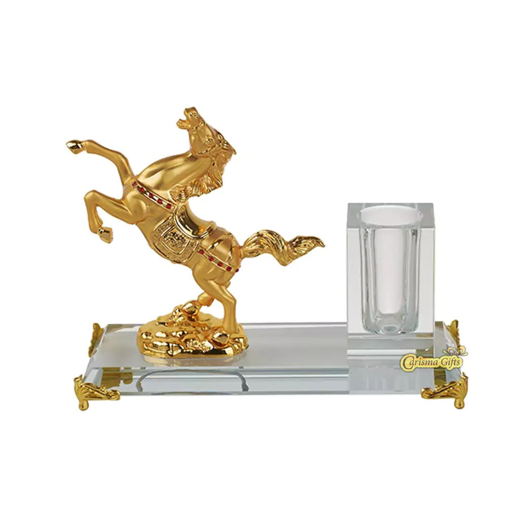 מעמד קריסטל סוס מוזהב עם כוס לעטים