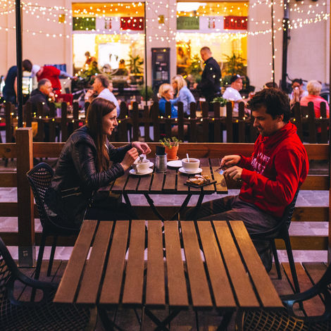 dvoje ljudi na spoju. traženje partnera. upoznavanje ljudi uživo. Speed Dating Zagreb.