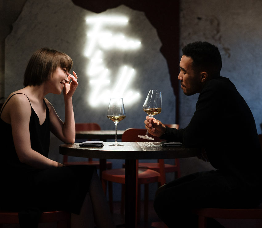 dvoje ljudi na spoju. traženje partnera. upoznavanje ljudi uživo. Speed Dating Zagreb.