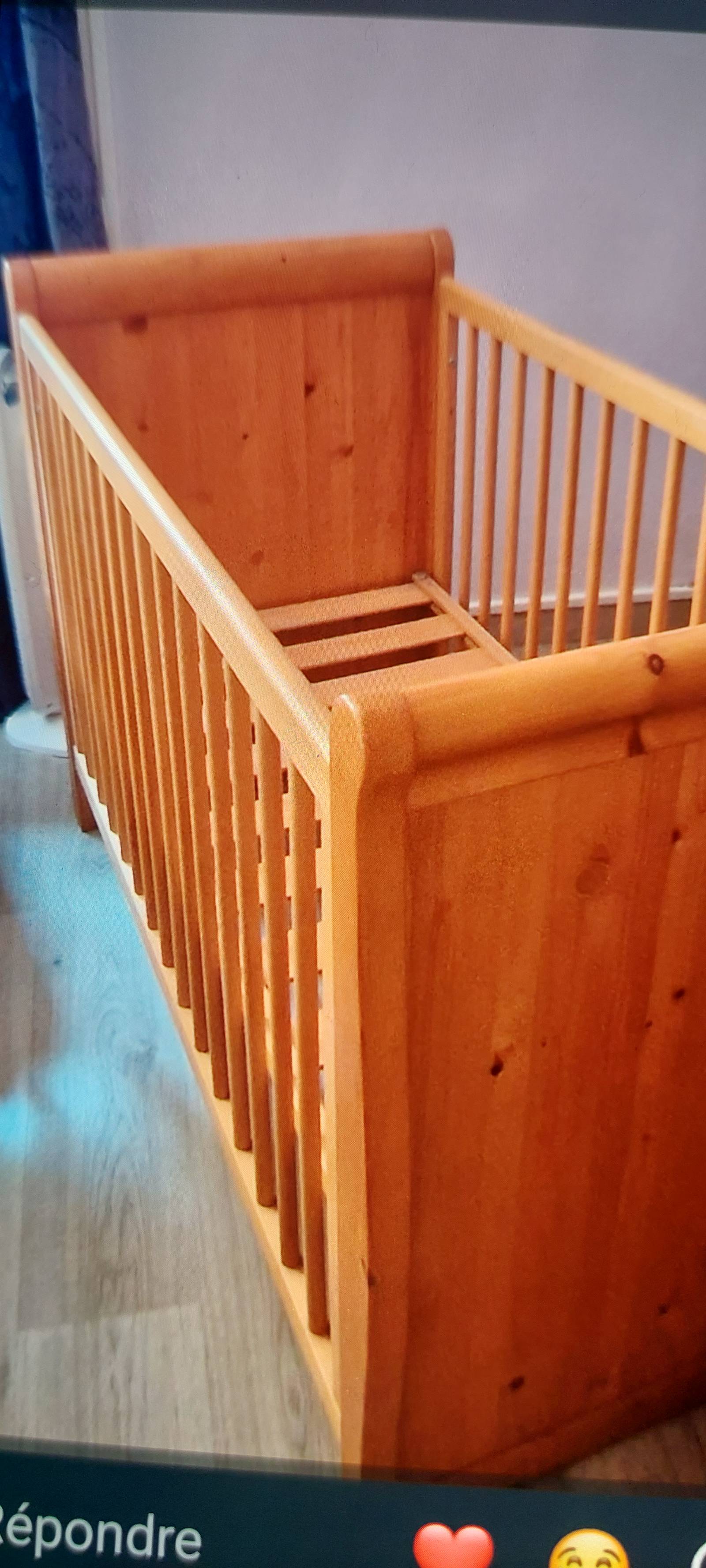 Lit bébé à barreaux en bois