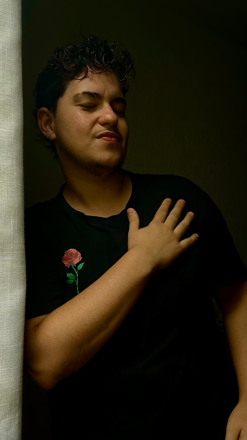 Retrato de Cairon Meneses, mão no peito