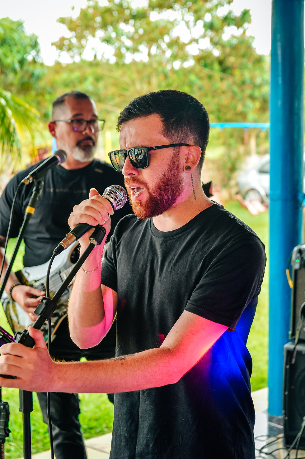 Vocalista cantando no palco, show ao vivo