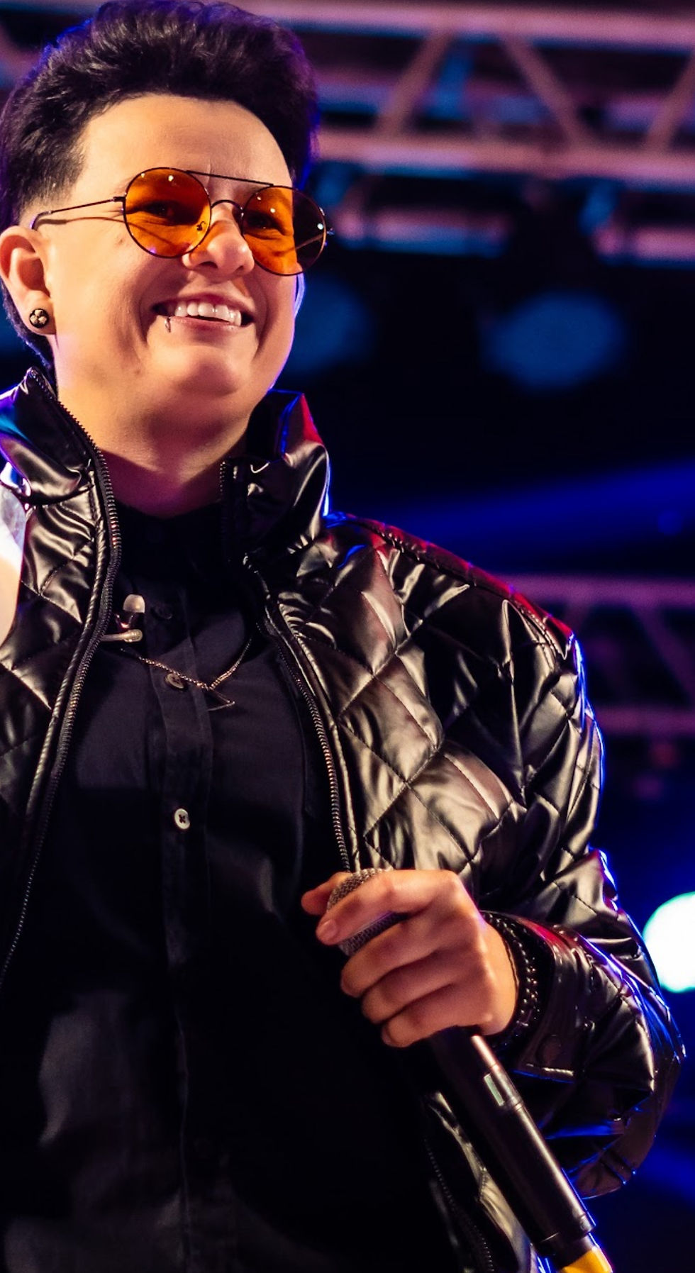 Lê Guimarães sorridente no palco
