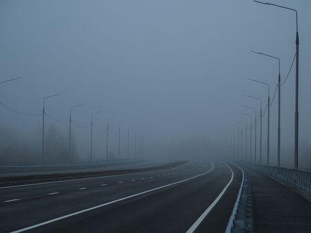 Estrada vazia em meio à neblina, representando mente cansada, excesso de pensamentos e processo de organização mental.