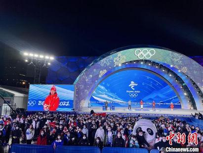 当“冰雪荣耀”邂逅“中国花灯” 北京颁奖广场上演“中国式浪漫”