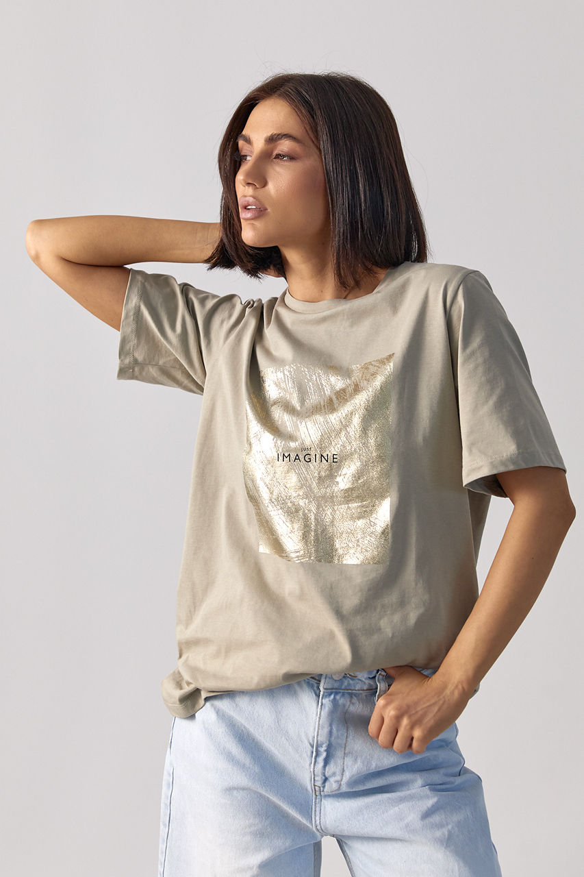 Трикотажна футболка з золотистим принтом