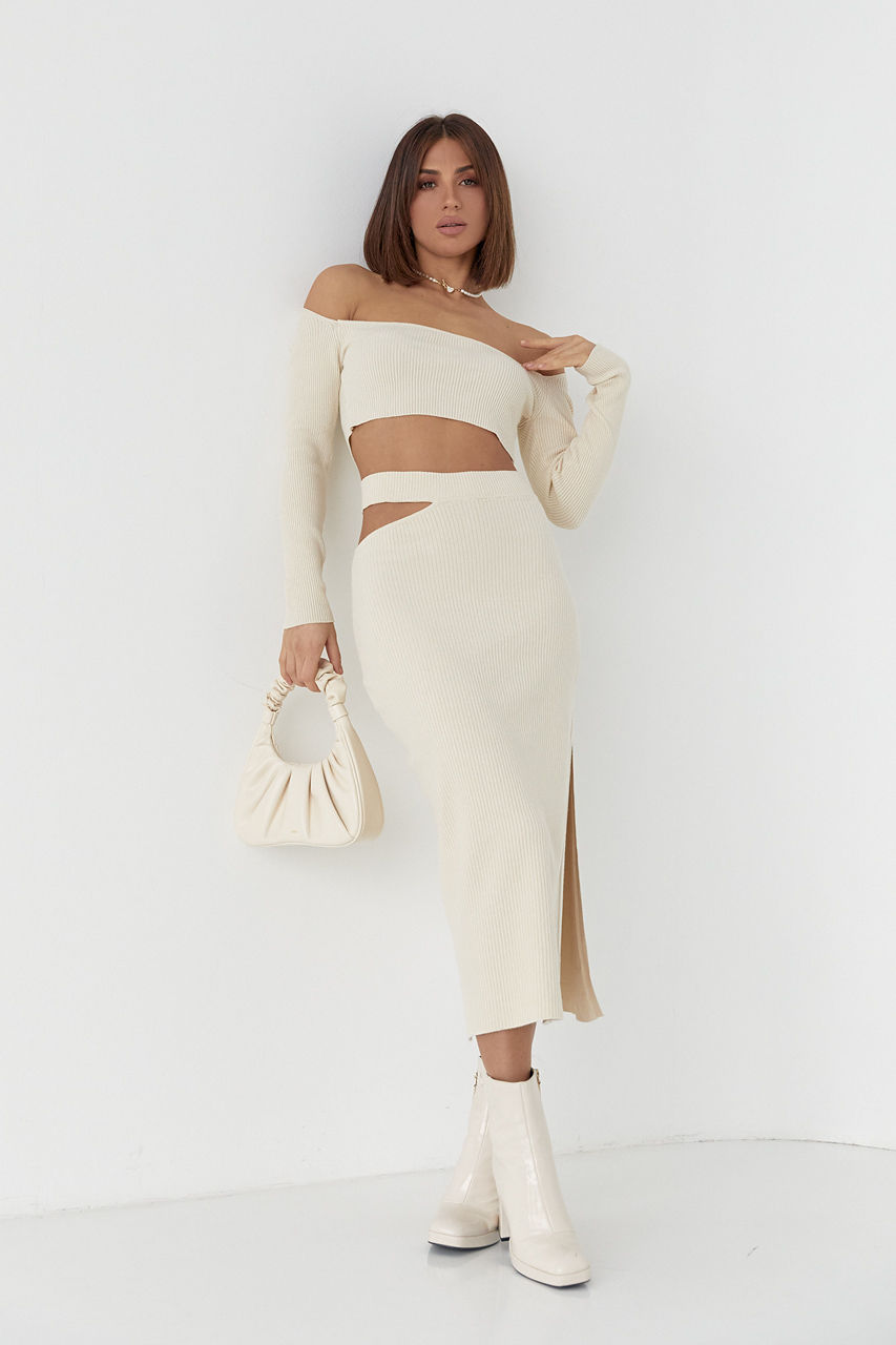 Трикотажний костюм у рубчик зі спідницею та кроп-топом