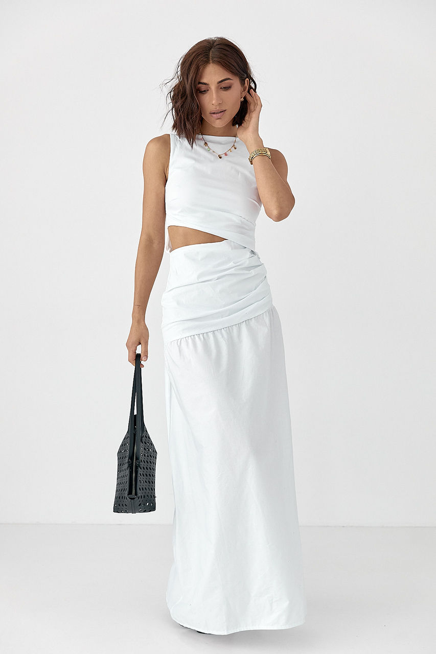 Довга сукня з вирізом на талії