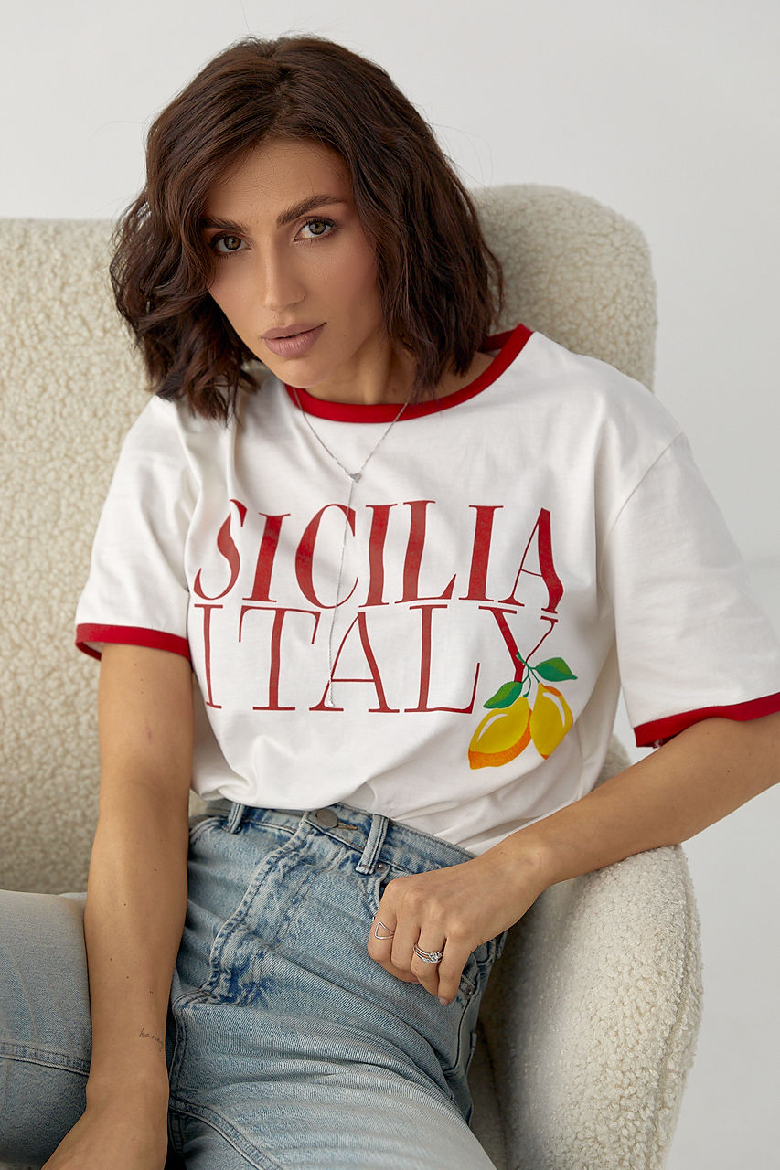 Футболка з червоною окантовкою