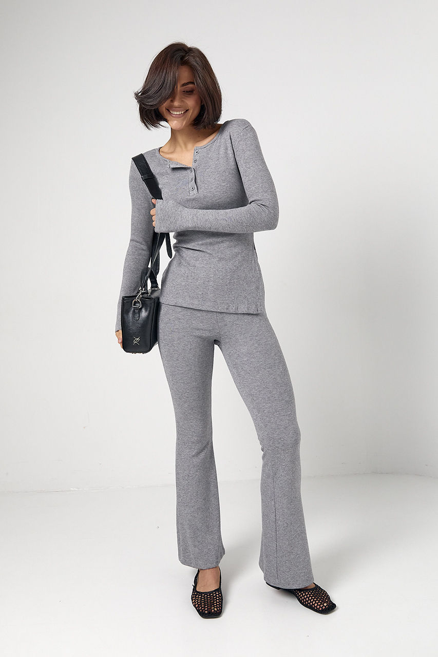 Костюм зі штанами кльош і кофтинкою на ґудзиках