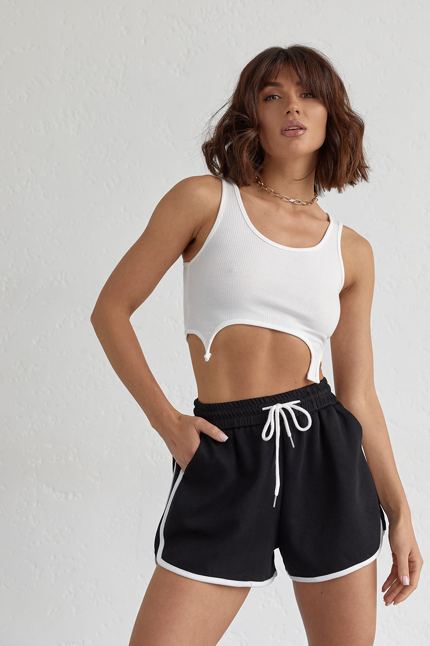 Жіночий топ у рубчик з оригінальним низом