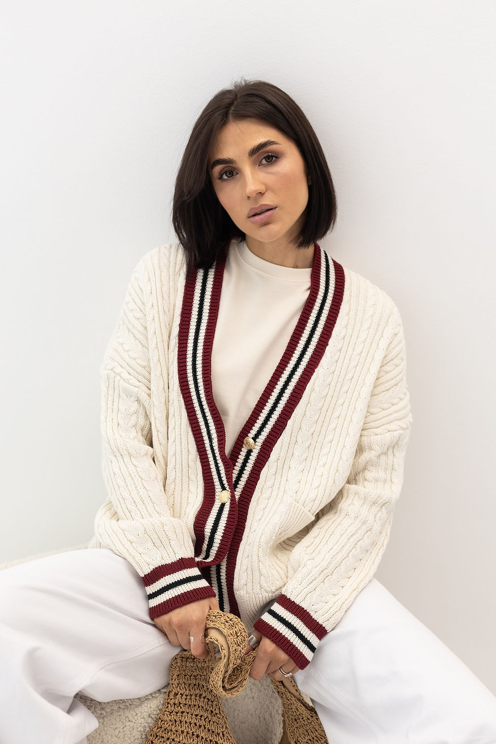 В'язаний кардиган із золотистими ґудзиками