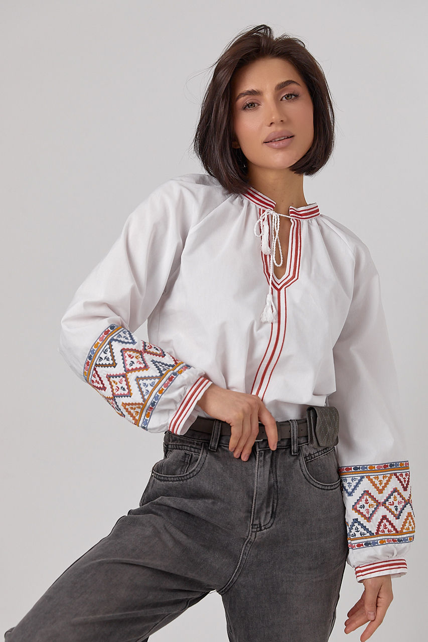 Жіноча блуза з контрастною вишивкою