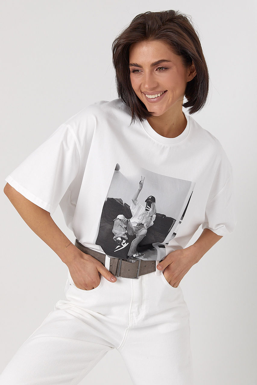 Oversize футболка з чорно-білим принтом дівчини