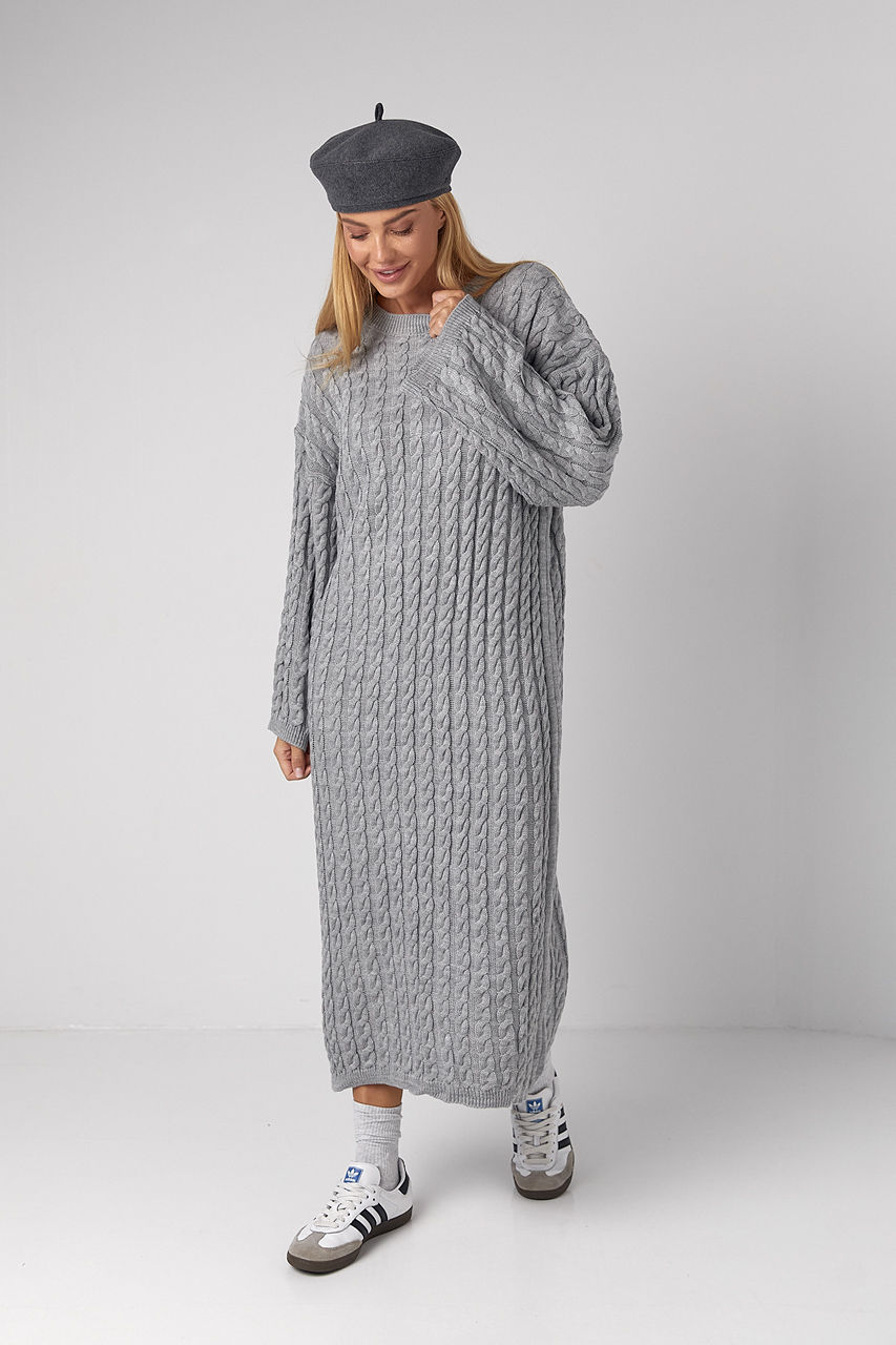 В'язана сукня міді з візерунками із косичок