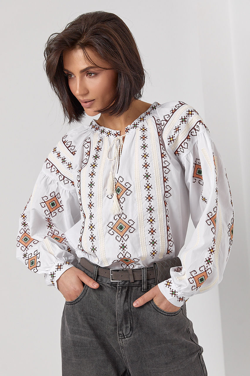 Вишиванка на зав'язках із кольоровим орнаментом