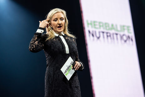 martijnvleeuwen.nl_HerbalifeNuttrition_2019_Brabanthallen_Mainstage_MartijnvanLeeuwen_7.JP