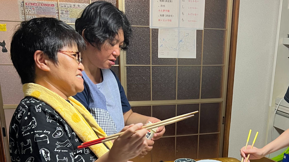 グループホームゆうの利用者さんの様子。みんなで焼き肉を焼いている。