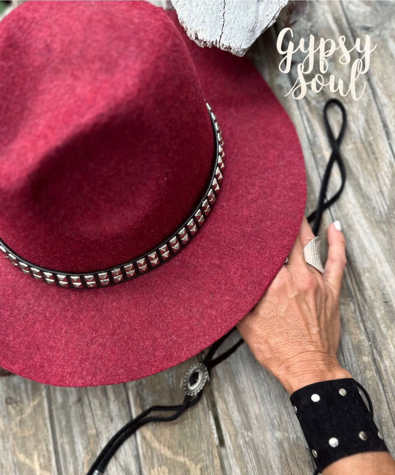 Muñequera de gamuza con tachas 