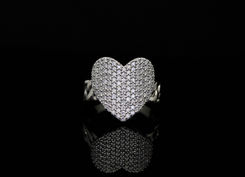 טבעת יוקרתית בעיצוב לב משובצת ב 0.88 קראט יהלומים