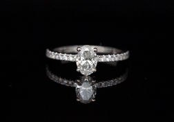 טבעת אירוסין משובצת ביהלום מרכזי בליטוש אובל